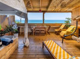 קסם על הים- דירות נופש עם ג'קוזי פרטי ונוף פרטי לים, hotel in Netanya