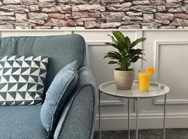 Churchill Apartment- 4 Beds- Free Parking- Near NEC BHX & HS2