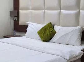 منازل طرف الطريق