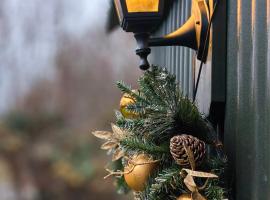 Bell Nook- Shepherd's hut with a spacious wood-fired hot tub: Tonbridge şehrinde bir otel