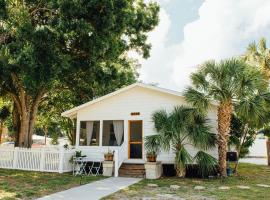 Near Anna Maria & IMGChic & RenovatedFenced Yard, hotel a Bradenton