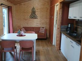 Chalet PRIMEVERE- Camping Fraiteux 3 étoiles, hotel i Plombières-les-Bains