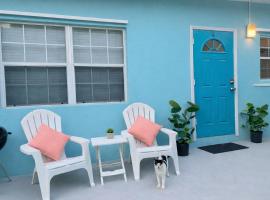 SUITE 4, BLUE PAVILION - Steps to BEACH，位于西湾的低价酒店