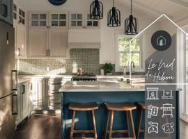 The Owl's Nest - Lakeside peacefulness ski & hiking, hotel di Austin