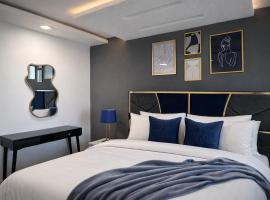 Presidential 3Bedroom Suite- Gold Crest Mall & Residency DHA Lahore: Lahor şehrinde bir otel