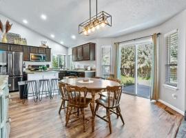 Southwestern Style 4 Bedroom Nampa Home Sleeps 16!, Hotel in Nampa
