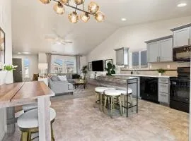 Modern Comfort Caldwell 3b2b Home Sleeps 8!