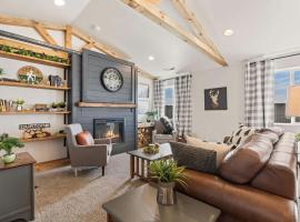 Modern Cabin Vibes, Vaulted ceilings, Sleeps 8!, hotel in Caldwell