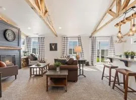 Modern Cabin Vibes, Vaulted ceilings, Sleeps 8!