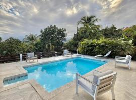 Villa tropicale avec piscine, terrasses et jardin, hotel en Petit-Bourg