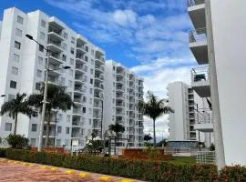 Apto con balcón con vista verde y 4 piscinas