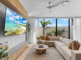 The Capri - Luxury 3BR Townhouse Surfers Paradise with Pool