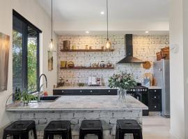 Escape to a Mountain Retreat in Beechmont, Australia, Hotel in Beechmont