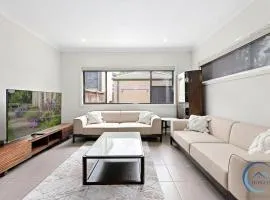 Cozy 4BR Family Haven Walk to Penrith CBD&Train