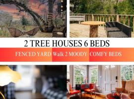 Cozy Holiday Twin Treehouse at UT, Moody, hotel ad Austin