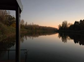 Vikendica Kendjija, Splav Cunamiii – hotel w mieście Sombor