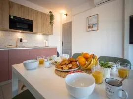 Large Studio Waterfront Air-conditioned Beach 1 min away