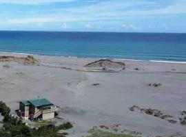 Beachfront Dune House, хотел в Opunake