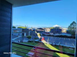 Departamento Familiar con Piscina, Vista al Volcán y Lago en Villarrica, hotel i Villarrica