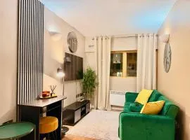 Modern 2-Bed Apartment Near Leeds Station Sleeps 5