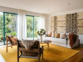 Miro Retreat - Sun-Soaked Palm Beach