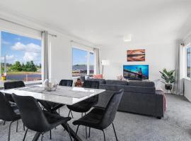 Peaceful 3-Bed Escape with Scenic Deck, hotel in Miranda