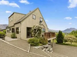 Golden Heights - family friendly with spa pool