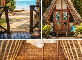 Eco cabanon Vaiana plage priv&eacute;e，位于Huahine的豪华帐篷营地