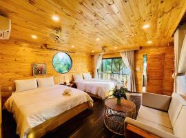 The Lake Hill Farm Tà Đùng, hotel in Biđong