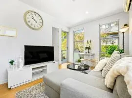 Upscale 1BR Apt near Monash with Parking Included