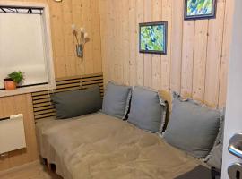 Beautiful Summer House From 2008 Outdoor Spa, kh&aacute;ch sạn c&oacute; bồn tắm n&oacute;ng ở Yd&oslash;