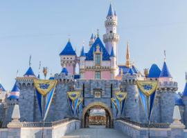 Magic Key Two-Bedroom Escape Near Disneyland With Free Parking, hotel in Anaheim