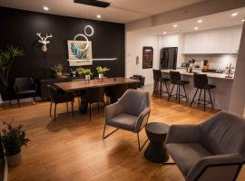 206 - Bright Modern Condo - Pool and River View, Hotel in Baie-Saint-Paul