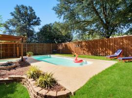 DFW 3BR Luxury Family Escape with Pool and Game Room, hotel v destinaci North Richland Hills