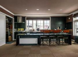 Biei Terrace 2F 専用玄関 127平米 85型スマートTV -駅前通り&景観条例地区-, hotel in Biei