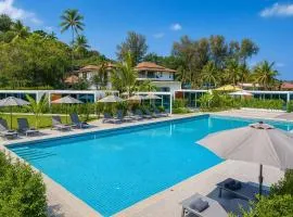 Nomad Cabin with pool&breakfast–Steps from the Sea