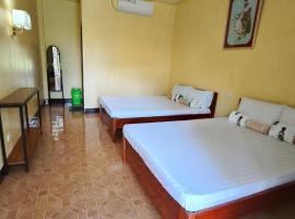 CocoVille Guesthouse Room for 4, hotel i Alegria