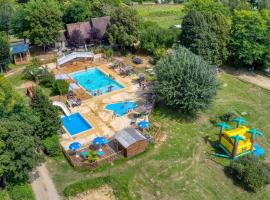 Camping 3 étoiles - Piscine - ccbeeig, hótel í Le Bugue