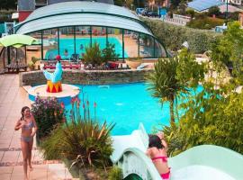 ZEcamping 4 avec pet friendly piscine couverte à 200m de la plage, hotel a Plomodiern