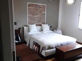 Cà Trifolera Barbaresco - Camera TRIPLA con bagno - IN ROMANTICO CASCINALE NEI VIGNETI CON CANTINA, Hotel in Barbaresco