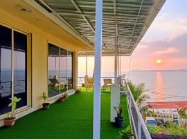 GS Home on the bay -Supreme Sea & forest view 2nd floor 720 glass studio apartment, hotel in Siolim