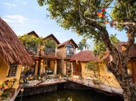 Tam Coc Sora - Traditional Home - Center