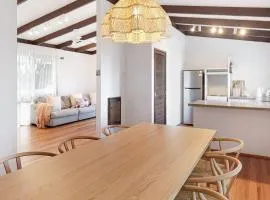 Ocean Grove Whitehouse 3 Bedrooms 2 Bathrooms Sleeping 6 WIFI Pet friendly Beachside