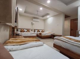 ShyamRaj Hotel, hotel em Ujaim