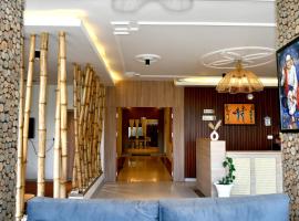 Hotel Valna Estate Himalyan View Kausani By HRG, ξενοδοχείο σε Kausani