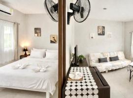 Yada House s&s，位于奈扬海滩的酒店