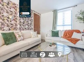 Luxury Retreat For 10 - Short Lets & Serviced Accommodation Manchester With Hot Tub and Spacious Garden