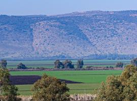שלווה בנוף העמק, casa de campo em Gonen