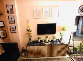 Private Room 2 with elegant living with balcony, hotel a Calcuta