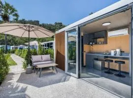 Seaside Nomad Cabin, Pool & Morning Breakfast